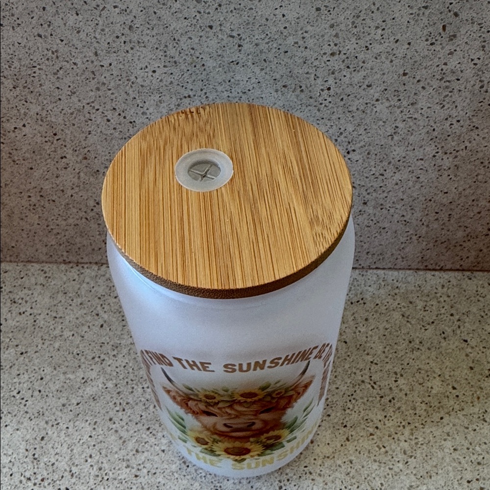 Highland Cow Glass Cup with Bamboo Lid - Picture 3 of 6